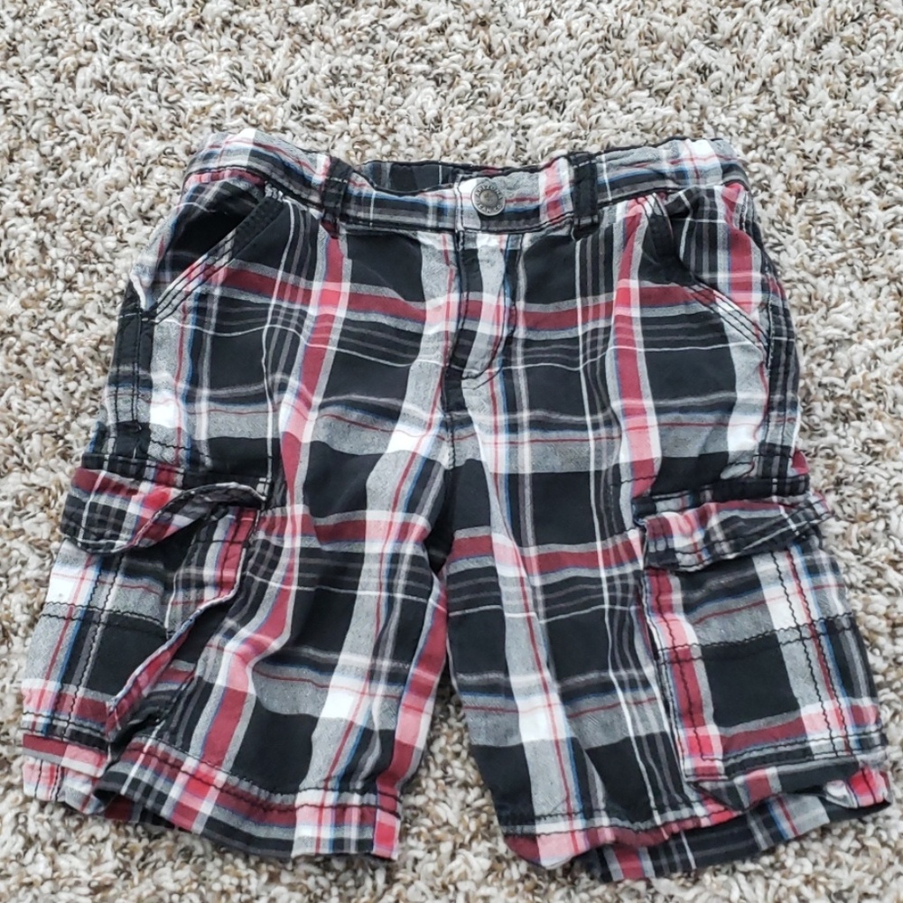 Arizona plaided red and black short